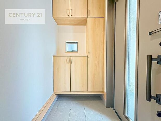 シューズボックス付きなので、玄関が片付きお掃除がしやすいです！スッキリした玄関で戸を開けた瞬間、清潔感のある心地いい空間が出迎えてくれます。