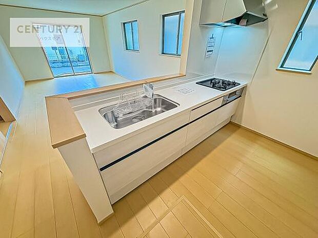 大人気の対面式システムキッチンを採用しています！ご家族のコミュニケーションが自然と増える設計です。お子様にも目が届くので嬉しいですね。収納力もあります