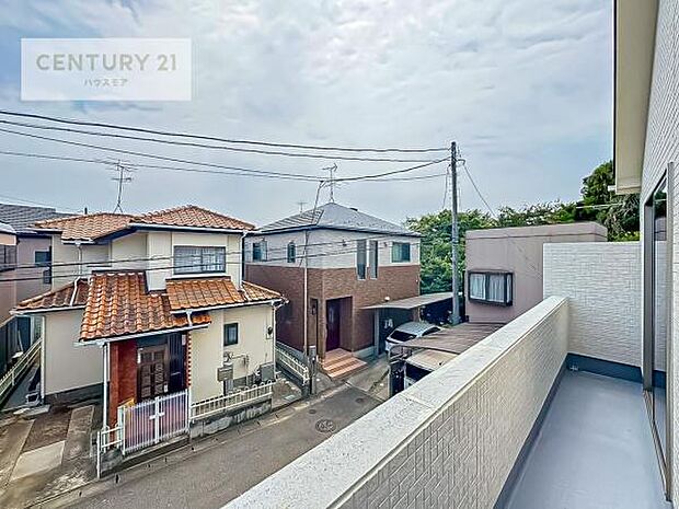 広々としているバルコニーです！お洗濯物を干すのはもちろん風に当たりながらくつろぎタイムが送れます！