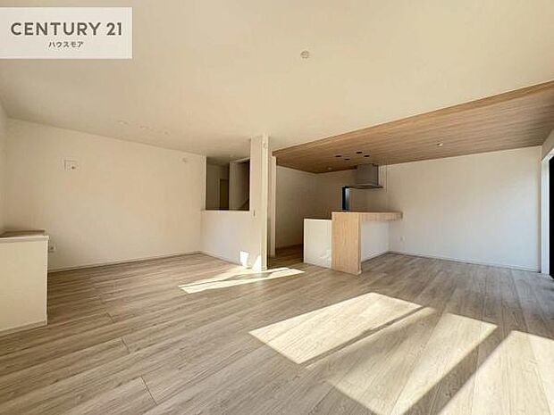 開放感のある広々LDK!ソファーやダイニングテーブルを置いても窮屈にならないので快適に過ごせます!コミュニケーションが取りやすいリビングです!