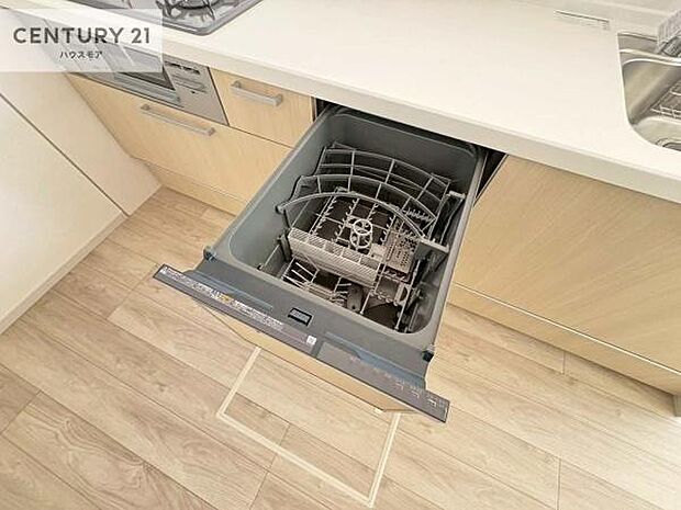 食洗機付き!忙しい時や冬場は手荒れ防止として大活躍します!ビルトイン仕様なので、場所も取らず調理スペースも広く使えて手際よく作業が出来ます!