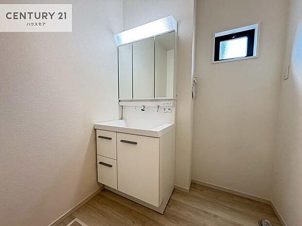 小窓付きの明るい洗面室です!湿気もすぐに入れ替えができて清潔に保つことができます!自然光が差し込むのでお化粧の仕上がりも良くなりますね!