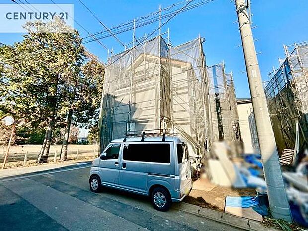 駐車スペースは2台分あります!セカンドカーはもちろん、バイクや自転車なども置き場所に困りません。