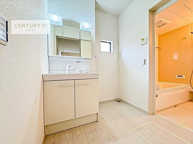 小窓付きの明るい洗面室です!湿気もすぐに入れ替えができて清潔に保つことができます!自然光が差し込むのでお化粧の仕上がりも良くなりますね!(同仕様)