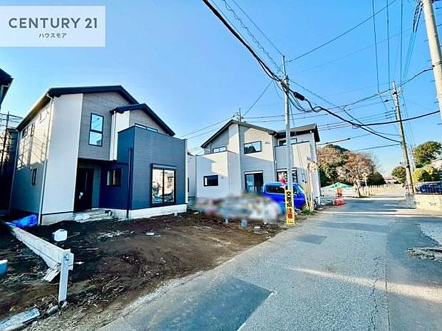 前面道路は4m!陽当り良好な立地です。車庫入れが苦手な方も安心ですね。