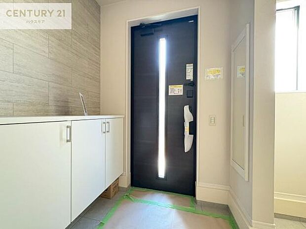 シューズボックス付きなので、玄関が片付きお掃除がしやすいです！スッキリした玄関で戸を開けた瞬間、清潔感のある心地いい空間が出迎えてくれます。