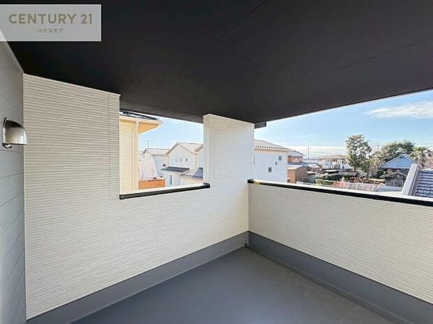 広々としているバルコニーです！お洗濯物を干すのはもちろん風に当たりながらくつろぎタイムが送れます！