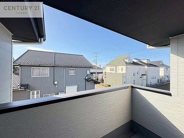 晴れた日には青い空を見渡せる開放的な時間を楽しめます。気持ちの良い風が通り抜ける街並みです！