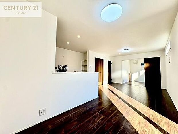 【現地販売会開催中】大きな窓からたっぷりの陽ざしが入る明るいリビング。開放感のあるリビングで家族団らんのくつろぎの時間を過ごせます。