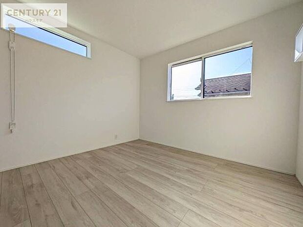 優しい光が差し込む洋室は、朝の目覚めも気持ちが良さそうですね。おうち時間もゆったりと過ごすことができます。優しい色合いのフローリングがどんな家具にもマッチします！【限定販売会開催中】