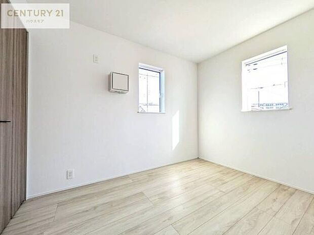 掃き出し窓がないお部屋は、お子様のお部屋としても安心です！収納スペースも充実しているので散らかったお部屋をサッと片付けられます！