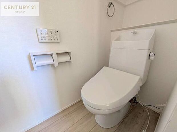 1・2階にトイレがございます！朝の忙しい時間帯も待たずにすみそうですね。白を基調とした清潔感のあるトイレでお手入れがしやすいです！【限定販売会開催中】