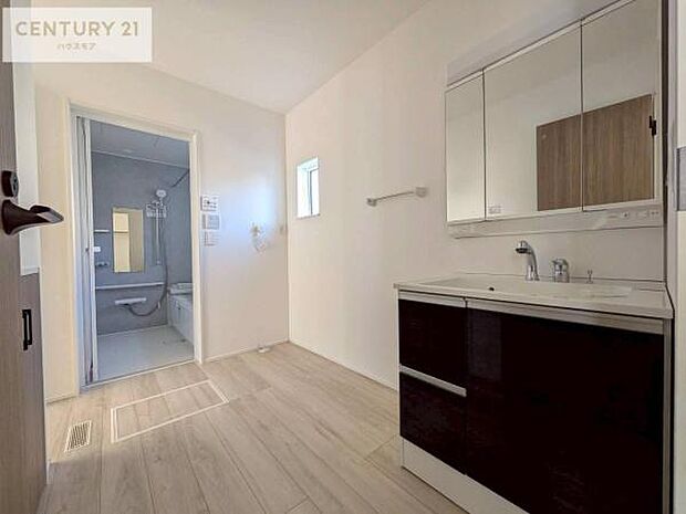 三面鏡仕様の洗面所は、身だしなみがしやすい造り！裏は収納になっています。ドライヤーやお化粧道具を片付けられるので洗面台周りをスッキリと見せることが出来ます！【限定販売会開催中】