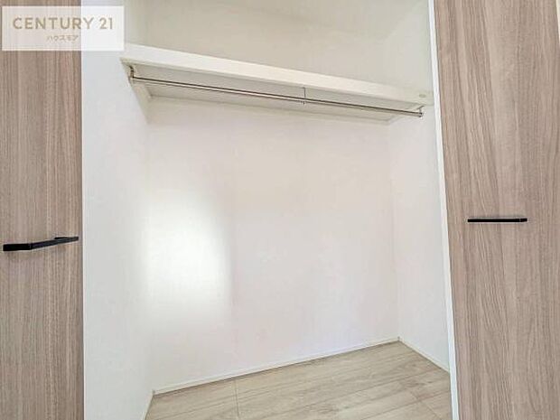 全居室に収納を完備しているため、衣類や日用品をすっきり整理しやすく、お部屋を広々と使える住まいです。毎日の片付けがしやすく、快適な生活空間が保てます。【限定販売会開催中】