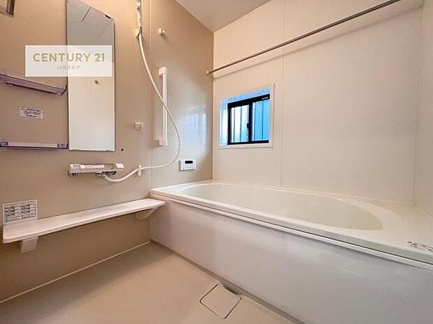 広々バスで一日の疲れをリフレッシュ。足が伸ばせるので、浴槽にもゆったりと浸かれますね!毎日のバスタイムが楽しみになります。(同仕様)