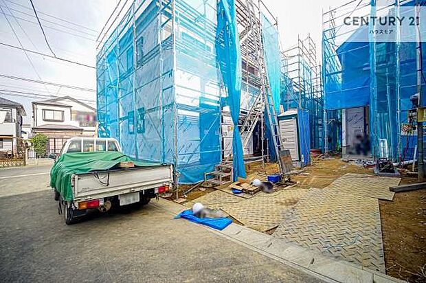 前面道路6m!陽当り良好な立地です。車庫入れが苦手な方も安心ですね。