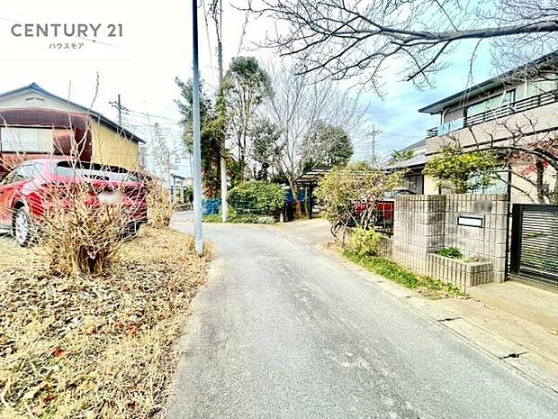 前面道路3.7ｍ！陽当り良好な立地です。車庫入れが苦手な方も安心ですね。