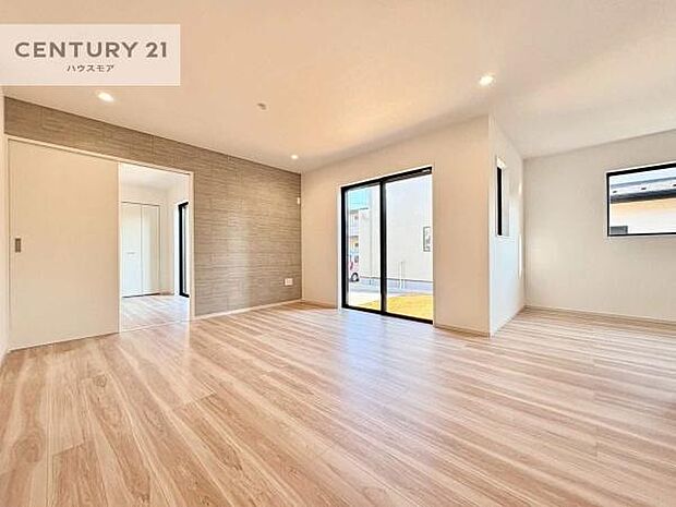 大きな窓からたっぷりの陽ざしが入る明るいリビング。開放感のあるリビングで家族団らんのくつろぎの時間を過ごせます。