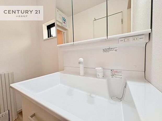 深い洗面台ボウルは、水が跳ねにくいのでお手入れが楽々！清潔感が保てます！キレイな洗面所で自分磨きのモチベーションが上がりますね！