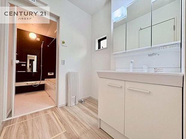 三面鏡仕様の洗面所は、身だしなみがしやすい造り！裏は収納になっています。ドライヤーやお化粧道具を片付けられるので洗面台周りをスッキリと見せることが出来ます！