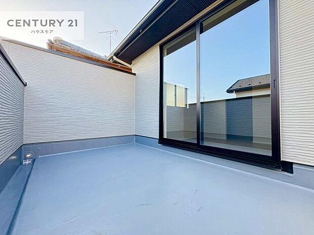 広々としたバルコニーで一日の始まりをスタート！お洗濯ものをたっぷり気持ちよく干せます！