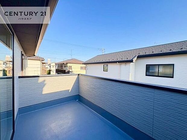 落ち着きある住宅街、周囲には高い建物がなく、緑が多く空が広く開放感があり、陽当りを大きく遮られることもありません。気持ちの良い風が通り抜ける街並みです。