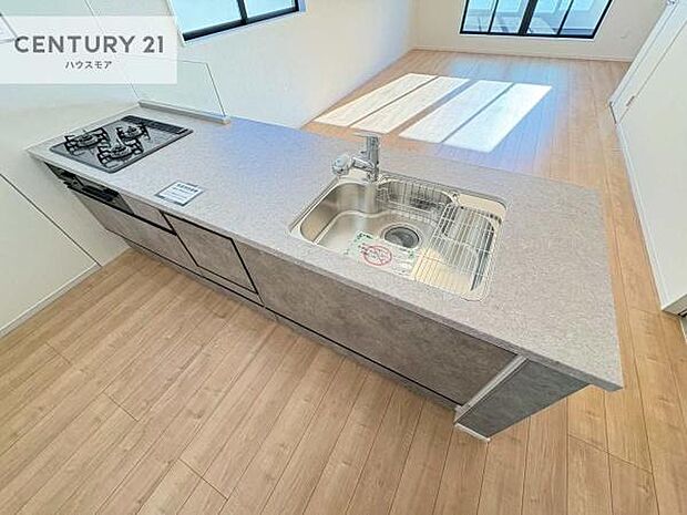 大人気の対面式システムキッチンを採用しています!ご家族のコミュニケーションが自然と増える設計です。お子様にも目が届くので嬉しいですね。広々使えて快適に作業が進みます。