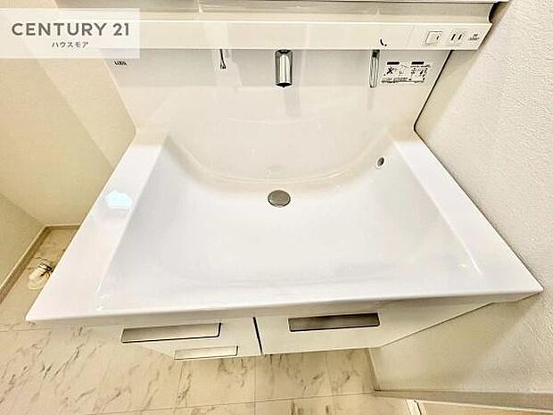 深い洗面台ボウルは、水が跳ねにくいのでお手入れが楽々!清潔感が保てます!キレイな洗面所で自分磨きのモチベーションが上がりますね!