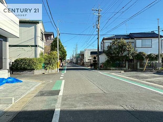 前面道路8m!陽当り良好な立地です。車庫入れが苦手な方も安心ですね。