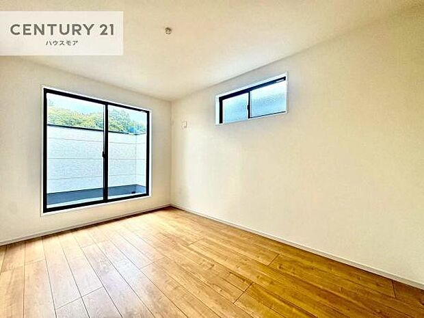 バルコニーに面した洋室。優しい光が差し込む洋室は、朝の目覚めも気持ちが良さそうですね。おうち時間もゆったりと過ごすことができます。