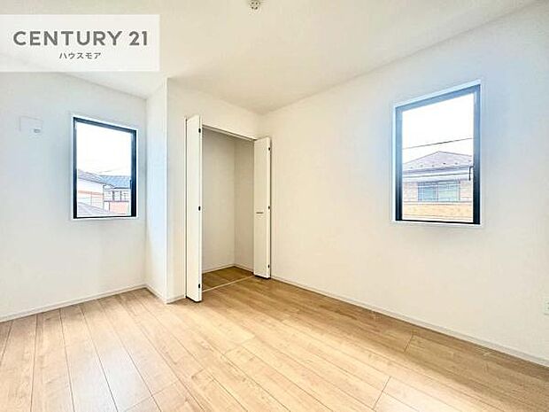 掃き出し窓がないお部屋は、お子様のお部屋としても安心です!収納スペースも充実しているので散らかったお部屋をサッと片付けられます!