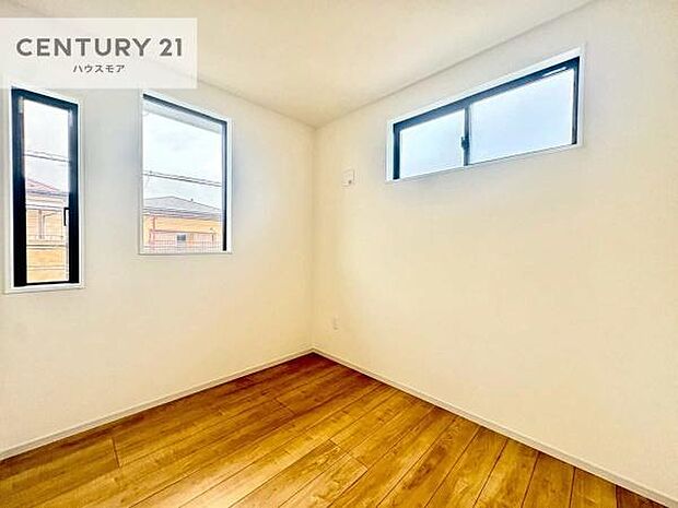 2面採光を確保した明るい室内は、風通しも良く、明るく大変居心地の良い空間となっております。リラックスして過ごせる心地の良いお部屋です!朝の目覚めがスッキリしますね!