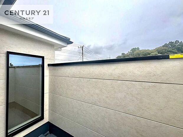 晴れた日には青い空を見渡せる開放的な時間を楽しめます。気持ちの良い風が通り抜ける街並みです!