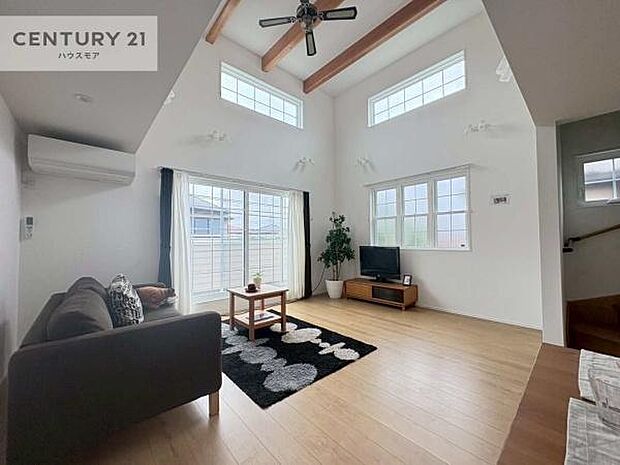 上部吹抜で明るく開放感があります!心地良いリビングは家族が自然と集まります。家族団欒の時間が増えそうです。ご家族と、より一層充実した時間を過ごせそうですね。