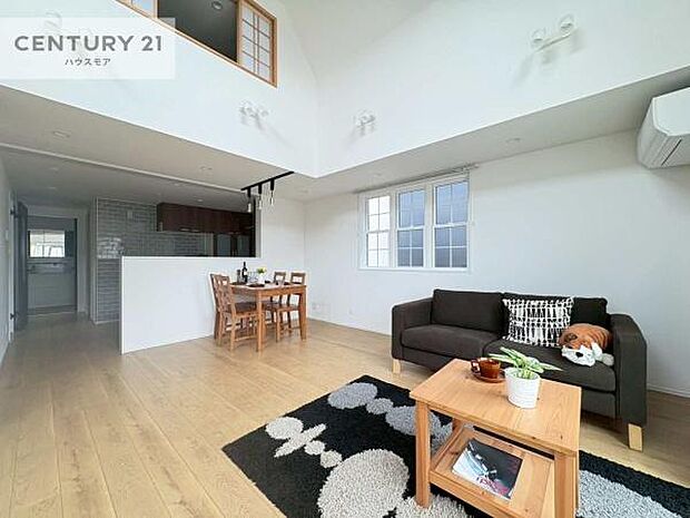 開放感のある広々LDK!ソファーやダイニングテーブルを置いても窮屈にならないので快適に過ごせます!コミュニケーションが取りやすいリビングです!