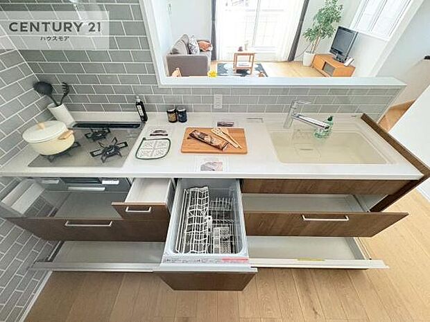 食洗機付き!忙しい時や冬場は手荒れ防止として大活躍します!ビルトイン仕様なので、場所も取らず調理スペースも広く使えて手際よく作業が出来ます!