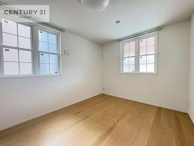 優しい光が差し込む洋室は、朝の目覚めも気持ちが良さそうですね。おうち時間もゆったりと過ごすことができます。優しい色合いのフローリングがどんな家具にもマッチします!