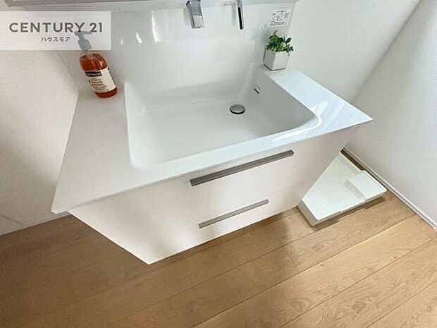 深い洗面台ボウルは、水が跳ねにくいのでお手入れが楽々!清潔感が保てます!キレイな洗面所で自分磨きのモチベーションが上がりますね!