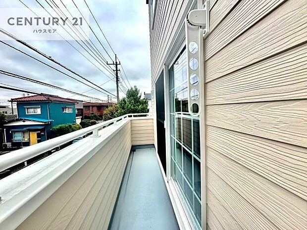 広々としたバルコニーで一日の始まりをスタート!お洗濯ものをたっぷり気持ちよく干せます!