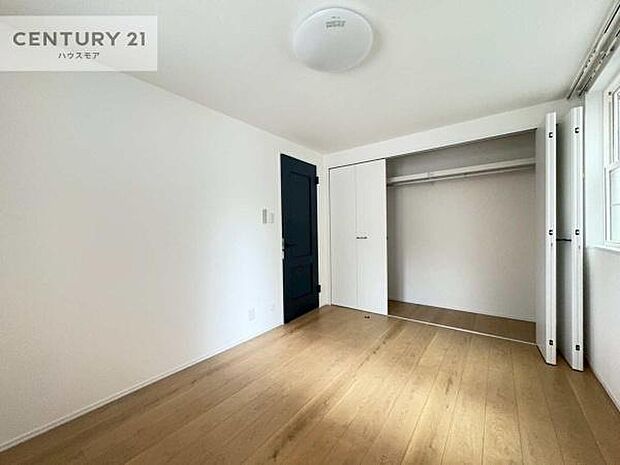 収納スペースがついています!居室をスッキリ整頓する事ができますね。家具を選ばないシンプルなデザインの為、家具を選ばずお気に入りの空間作りができそうですね。