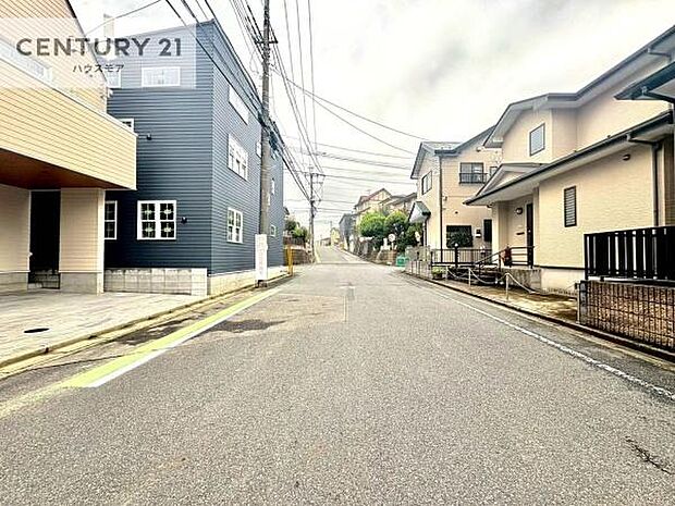 前面道路は5.9m!陽当り良好な立地です。車庫入れが苦手な方も安心ですね。