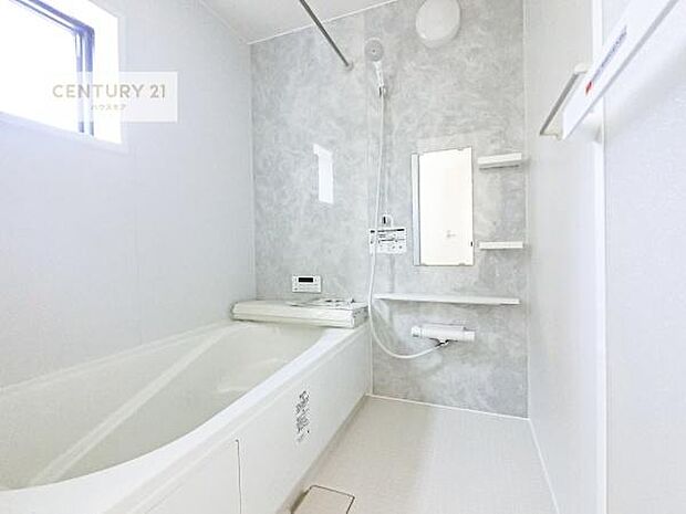 1日の疲れをしっかりと癒してくれる浴室です。おうちの素敵なリラクゼーション場所ですね。（同仕様）