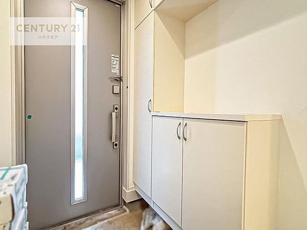 シューズボックス付きなので、玄関が片付きお掃除がしやすいです!スッキリした玄関で戸を開けた瞬間、清潔感のある心地いい空間が出迎えてくれます。