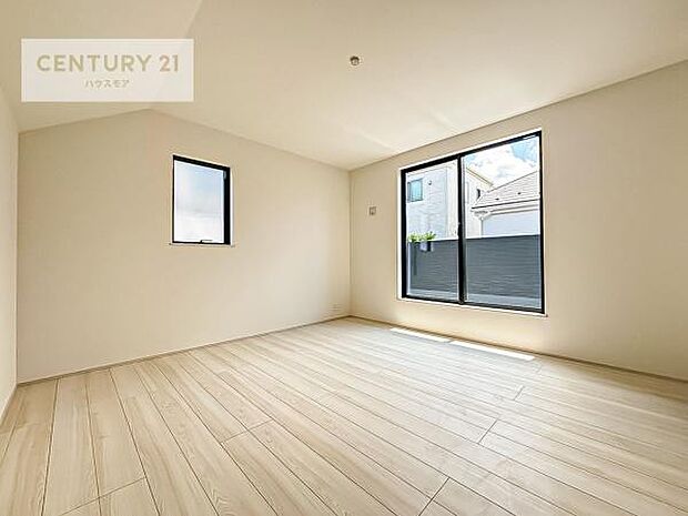 バルコニーに面している洋室です。明るく温もりがあり、換気もしっかりできます!朝起きて、外に出て背伸びをしつつ深呼吸をし良い朝を迎え入れることが出来そうですね!