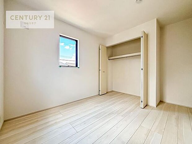 掃き出し窓がないお部屋は、お子様のお部屋としても安心です!収納スペースも充実しているので散らかったお部屋をサッと片付けられます!
