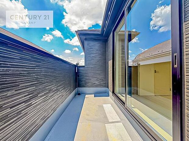 陽当たり良好なバルコニーです!晴れた日には青い空を見渡せる開放的な時間を楽しめます。