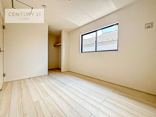 明るく風通しの良い居室です。「シンプル」にデザインされた室内。自由度が高いので家具やレイアウトでお好みの空間を創り上げられます。