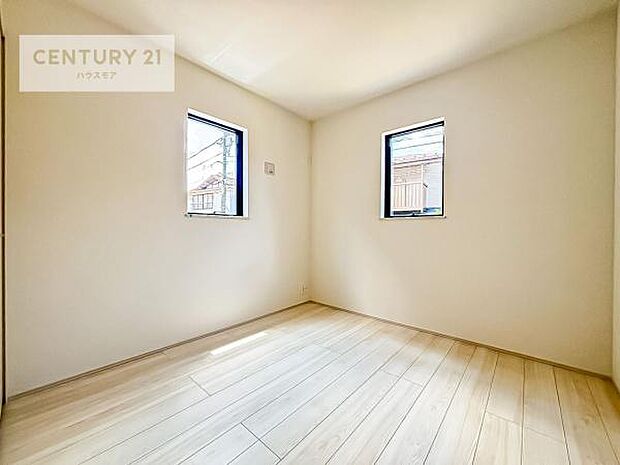 2面採光を確保した明るい室内は、風通しも良く、明るく大変居心地の良い空間となっております。リラックスして過ごせる心地の良いお部屋です!朝の目覚めがスッキリしますね!