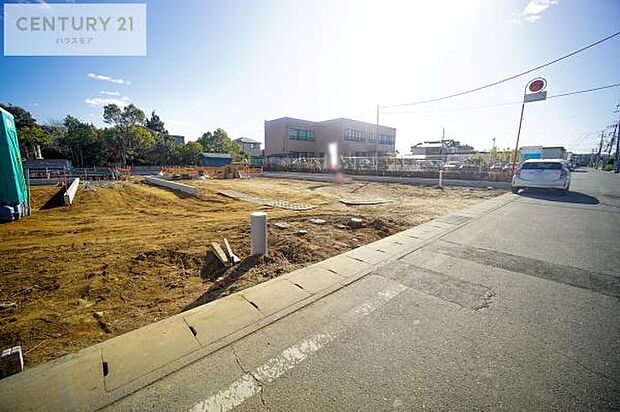 駐車スペースは2台分あります！セカンドカーはもちろん、バイクや自転車なども置き場所に困りません。