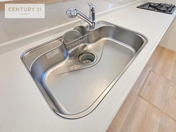 ワイドなシンクですね！水が跳ねにくく洗物がしやすい家事が楽々仕様のシステムキッチンです！デザイン性と機能性を兼ねたキッチンで清潔感がありますね！（同仕様）